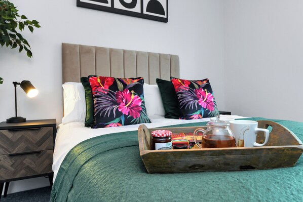 Apartment, 3 Bedrooms | Desk, iron/ironing board, free WiFi