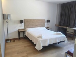 Habitación Confort doble | Escritorio, espacio para trabajar con un portátil, wifi gratis