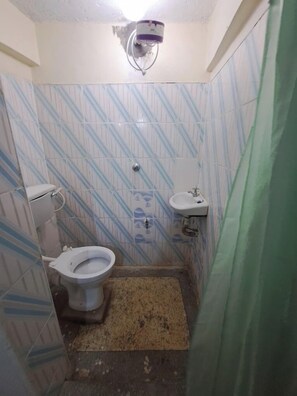 Deluxe Double Room | Bathroom | Shower, slippers, towels, soap