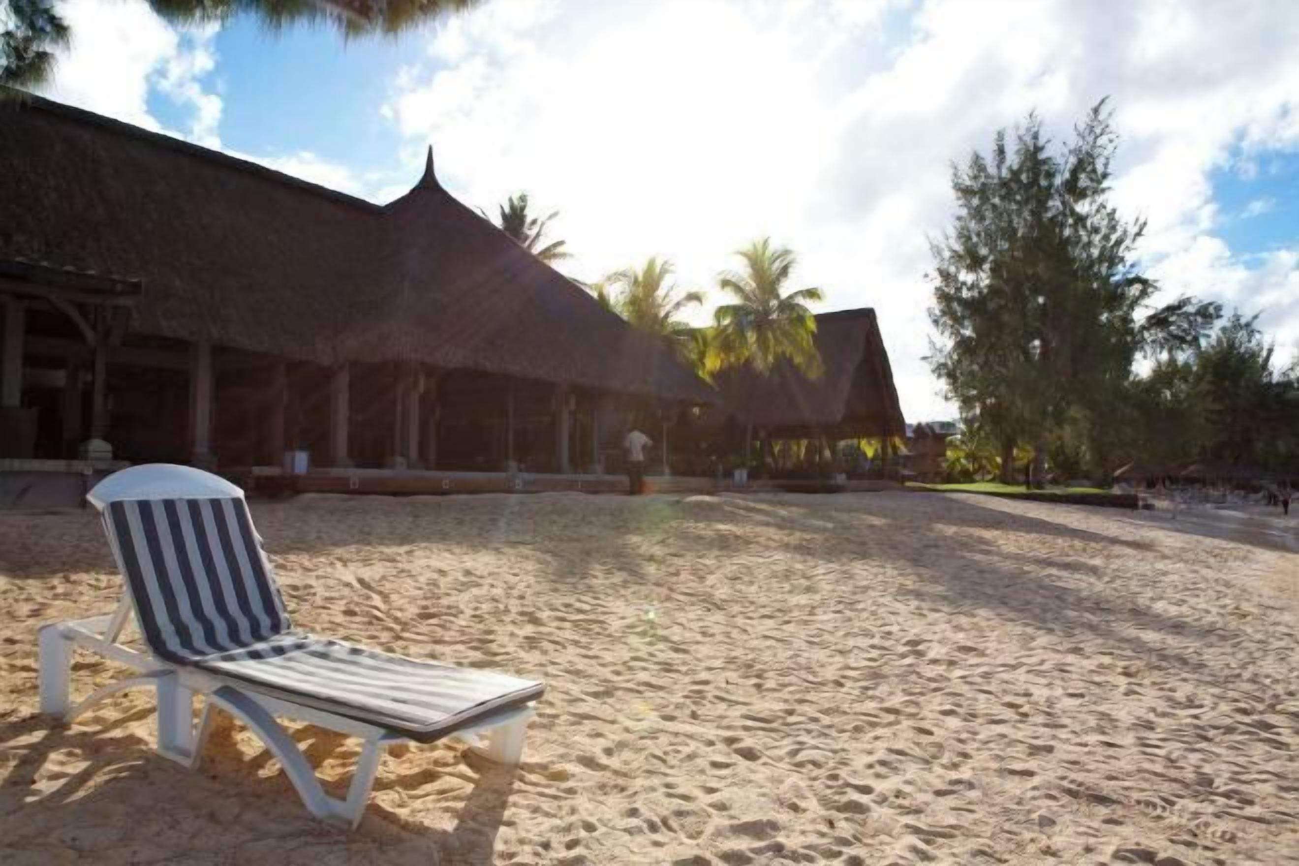 Snorkelling, beach volleyball