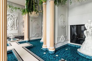 حمام سباحة داخلي