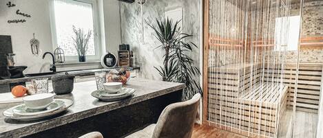 المنشأة من الداخل