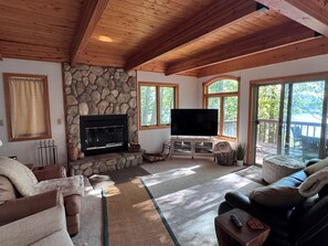 Smart-TV, peis, DVD-spiller og bøker