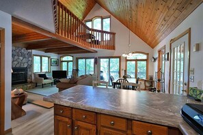 Smart-TV, peis, DVD-spiller og bøker