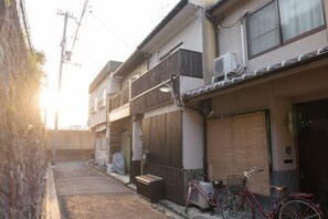 Unclassified image, 2 of 18, button - Suou・Nijo Castle South Adjacent to Nijo Castle and Shinsen-en (Kyoto)