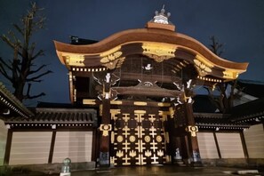 Unclassified image, 2 of 18, button - Suou・Nijo Castle South Adjacent to Nijo Castle and Shinsen-en (Kyoto)