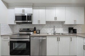 Kylskåp, mikrovågsugn, ugn och spishäll