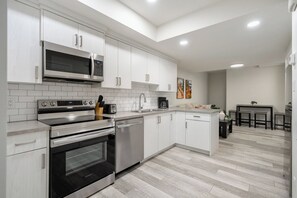 Refrigerador, microondas, horno y parrilla de estufa 