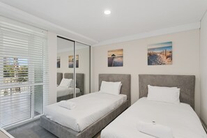 Bureau, fer et planche à repasser, Wi-Fi, draps fournis