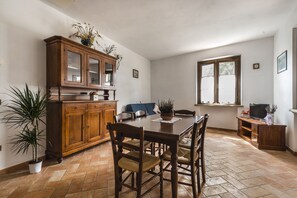 Superior Apartment, Garden View | Living area