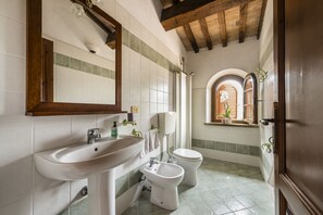 Comfort Apartment, Sea View | Bathroom | Shower, free toiletries, towels, soap - Agriturismo La Ghiraia (Santa Luce)