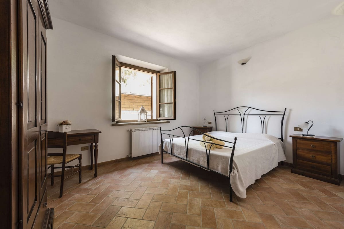 Classic Apartment | Desk, free WiFi