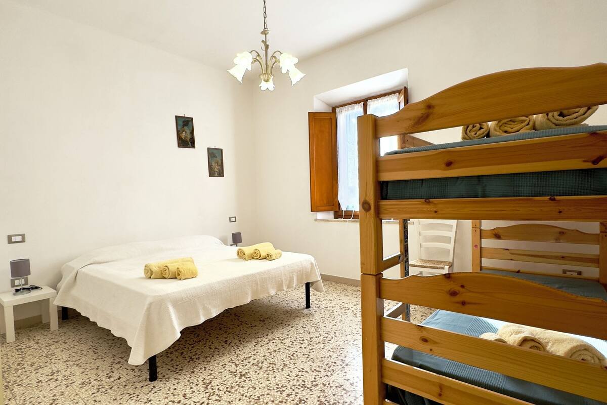 Familie appartement, balkon, uitzicht op tuin | Een bureau, gratis wifi