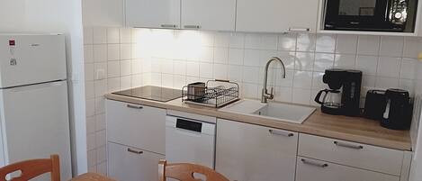 ثلاجة، ميكروويف، غسالة أطباق، ماكينة لصنع القهوة/الشاي