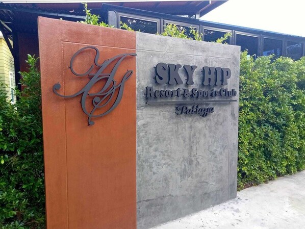 Un letrero indica que Sky Hip Resort & Sports Club es un albergue.