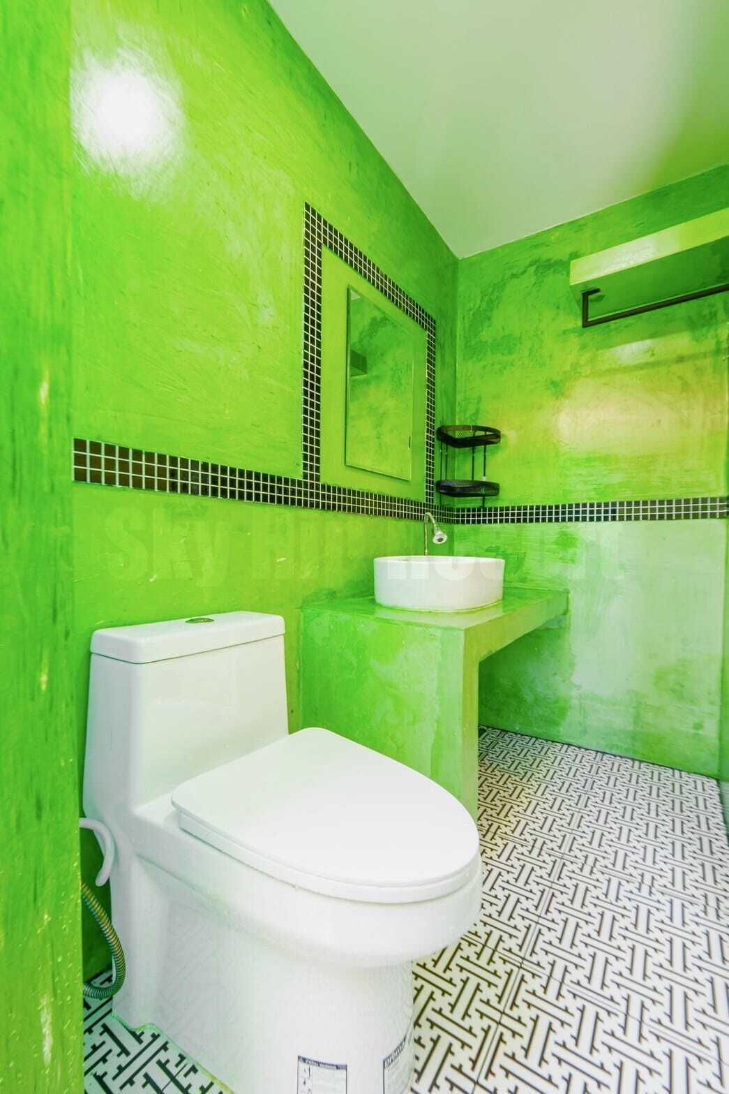 Shower, free toiletries, towels, soap