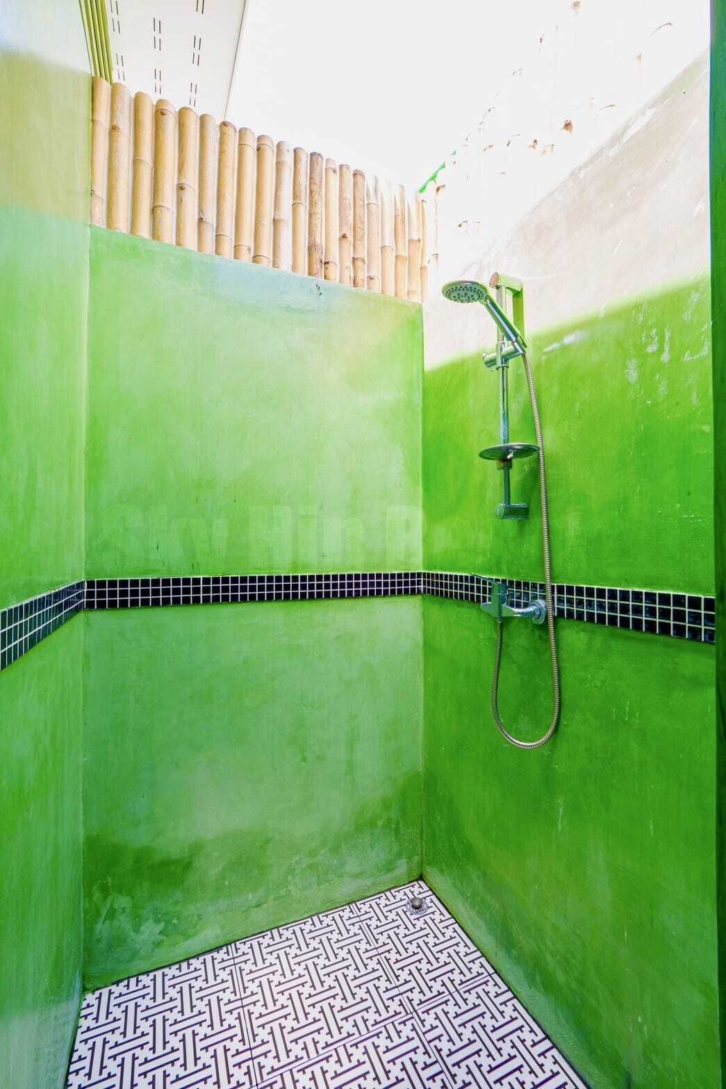 Shower, free toiletries, towels, soap