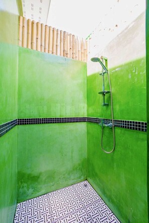 Regadera, amenidades de baño gratuitas, toallas, jabón 