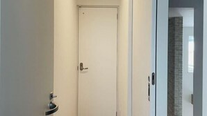 Ein Flur mit einer geschlossenen Tür und einem Türgriff.