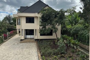 Exterior - Nakuru Bamboo Hut Guest house (Nakuru)
