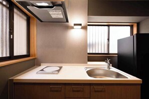 Room - Kin·Senkyoritsu (Osaka)