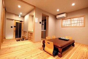 Room - Kin·Senkyoritsu (Osaka)