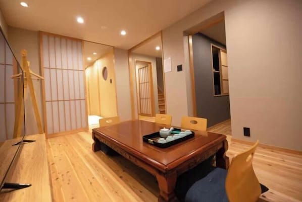 Room - Kin·Senkyoritsu (Osaka)