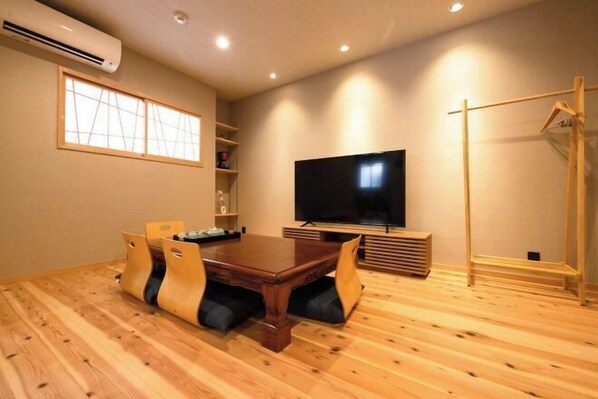 Room - Kin·Senkyoritsu (Osaka)