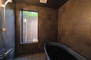 Room - Kin·Senkyoritsu (Osaka)