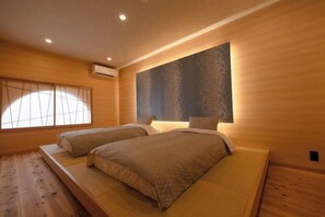 Room - Kin·Senkyoritsu (Osaka)