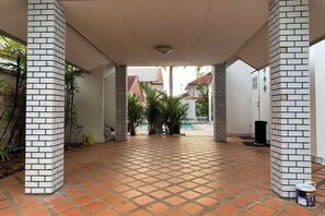 المنشأة من الخارج