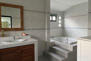 Unclassified image, 2 of 8, button - royal park 217 (Pattaya)