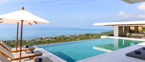 حمام سباحة خارجي