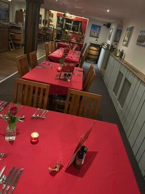 Restaurant - Greyhound Inn Freehouse  (Winterborne Kingston)