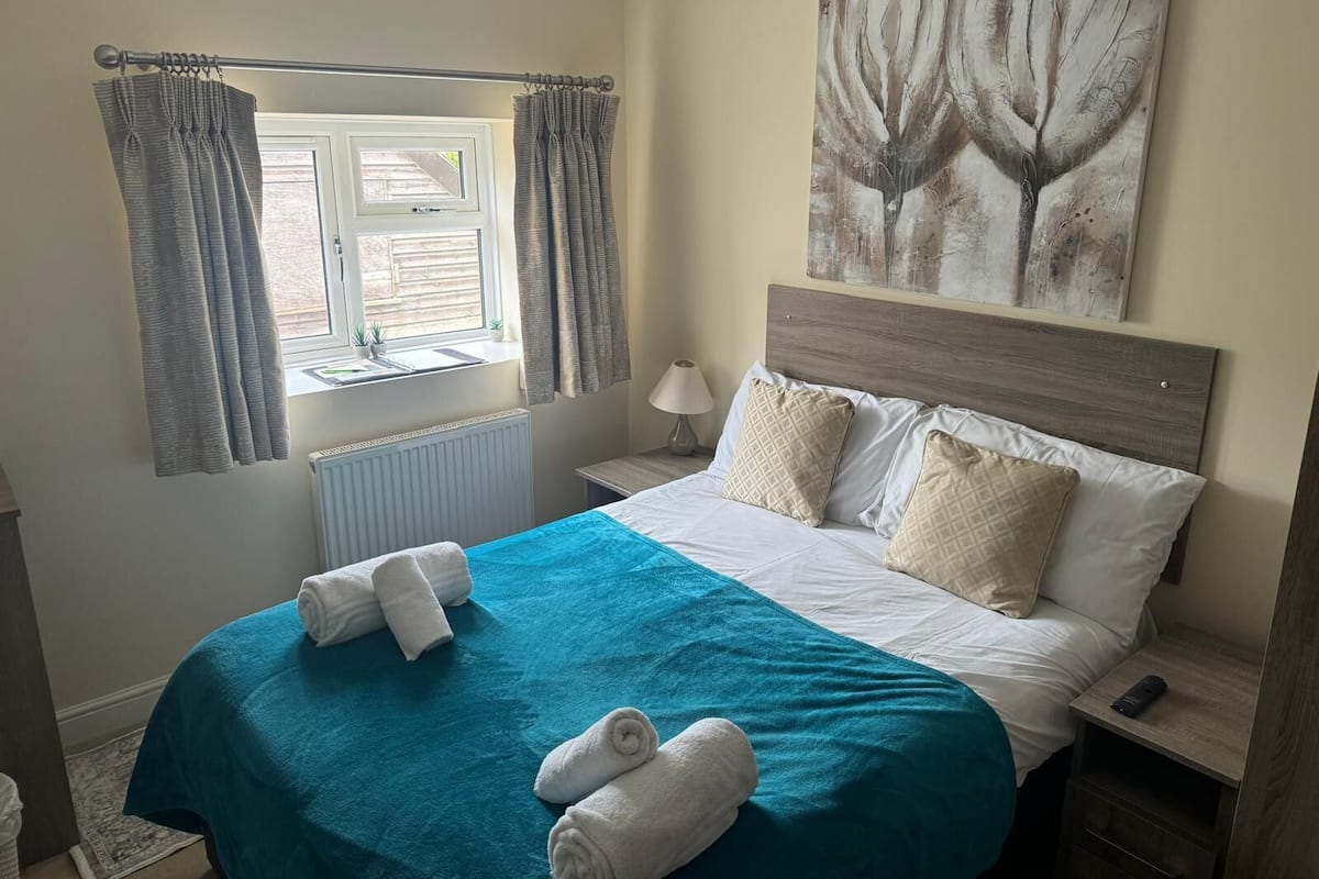 Basic Double Room | Iron/ironing board (on request), WiFi (free)