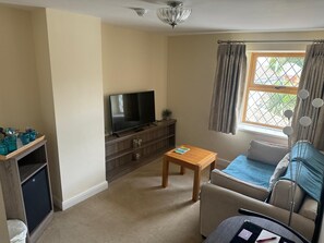 Deluxe Suite, Courtyard View | Iron/ironing board, free WiFi