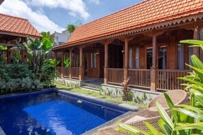 Outdoor pool - The Lavana Magdalas Joglo Villa Canggu (Bali)