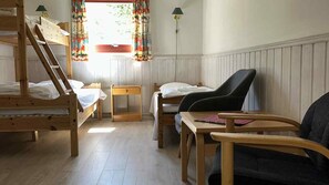 Familiekamer, uitzicht op bergen | Een bureau, een laptopwerkplek, gratis wifi