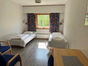 Twin kamer, uitzicht op bergen | Een bureau, een laptopwerkplek, gratis wifi