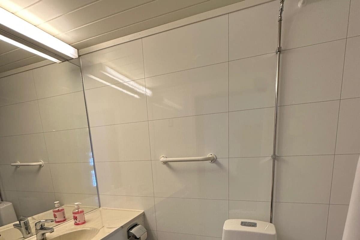 Douche, serviettes fournies, savon, papier toilette