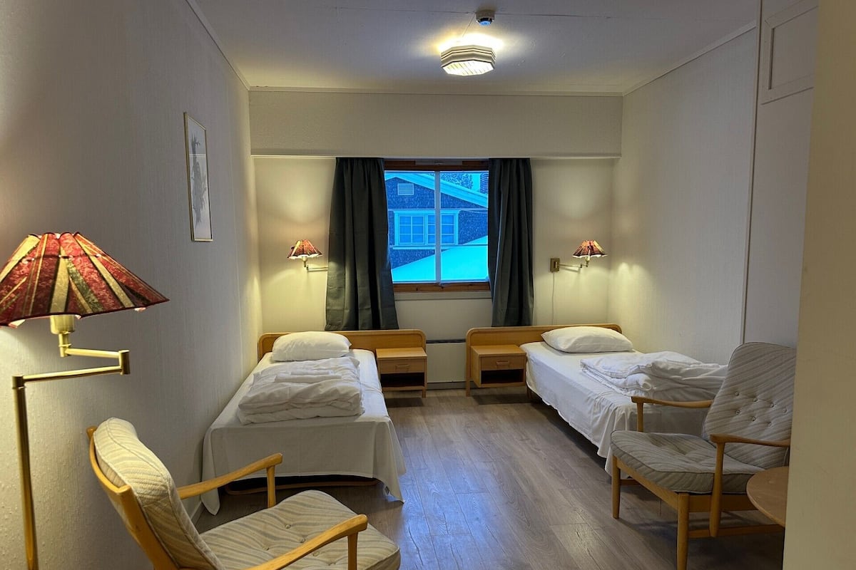 Twin Room, Mountain View | Desk, laptop workspace, free WiFi