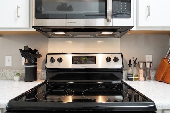 Kjøleskap, mikrobølgeovn, ovn og kokeplater