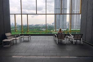 Unclassified image, 3 of 26, button - 8Pax/Green View next to KL118 ChinaTown & Train (Kuala Lumpur)