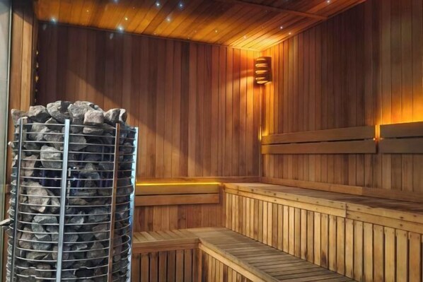 Interior - 8Pax/Green View next to KL118 ChinaTown & Train (Kuala Lumpur)