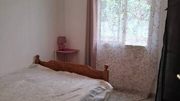 1 chambre, fer et planche à repasser, accès Internet, draps fournis