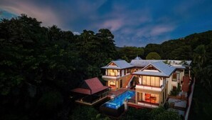 A modern two-story house with a swimming pool, surrounded by dense forest. - Boutique 5 Bedroom Seaview Pool Villa Kata Beach Phuket Warm Plus (Phuket)