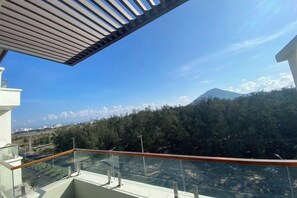 A balcony with a clear view of a mountain and forest. - Aurora Bao Anh Hotel (Binh Kien)
