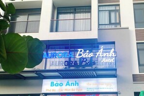 Een hotelbord met 'Bảo Anh Hotel' en 'Bảo Anh' in Vietnamese.