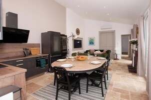 Cribs/infant beds