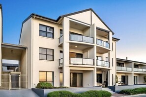 Room - Sol Sands: Oceanfront Balcony Henley Beach (Henley Beach)